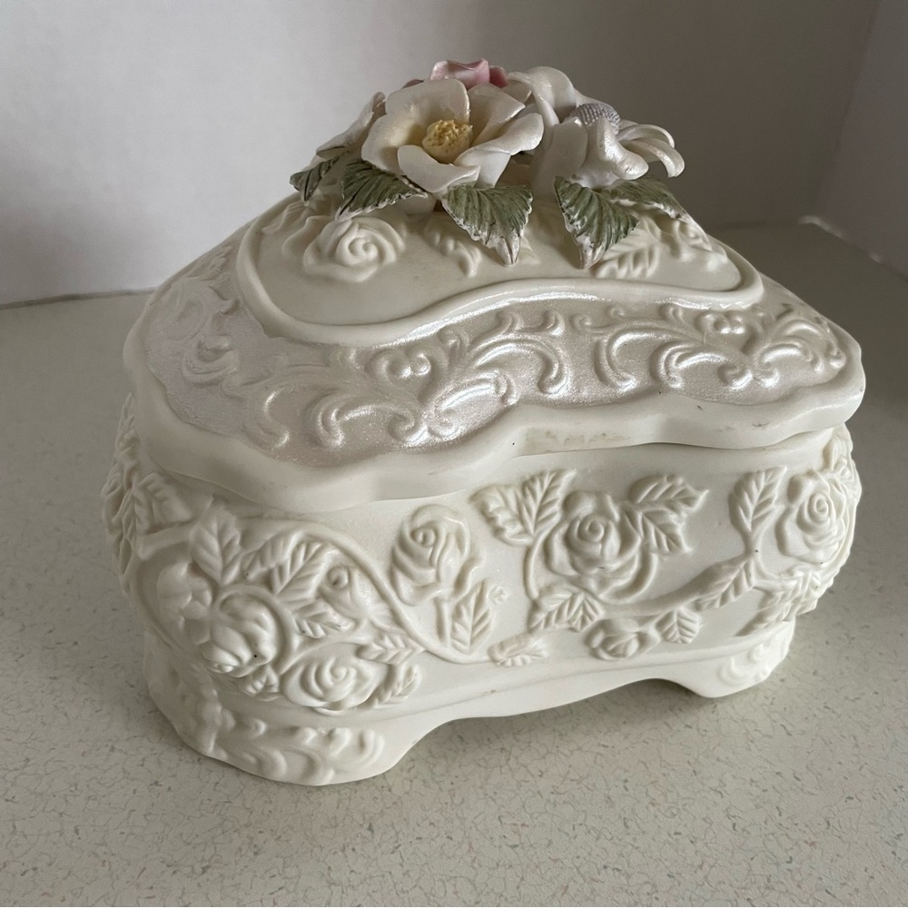 VTG 1990s Large Capodimonte Style Shabby Cottagecore Heart Trinket /Jewelry Box